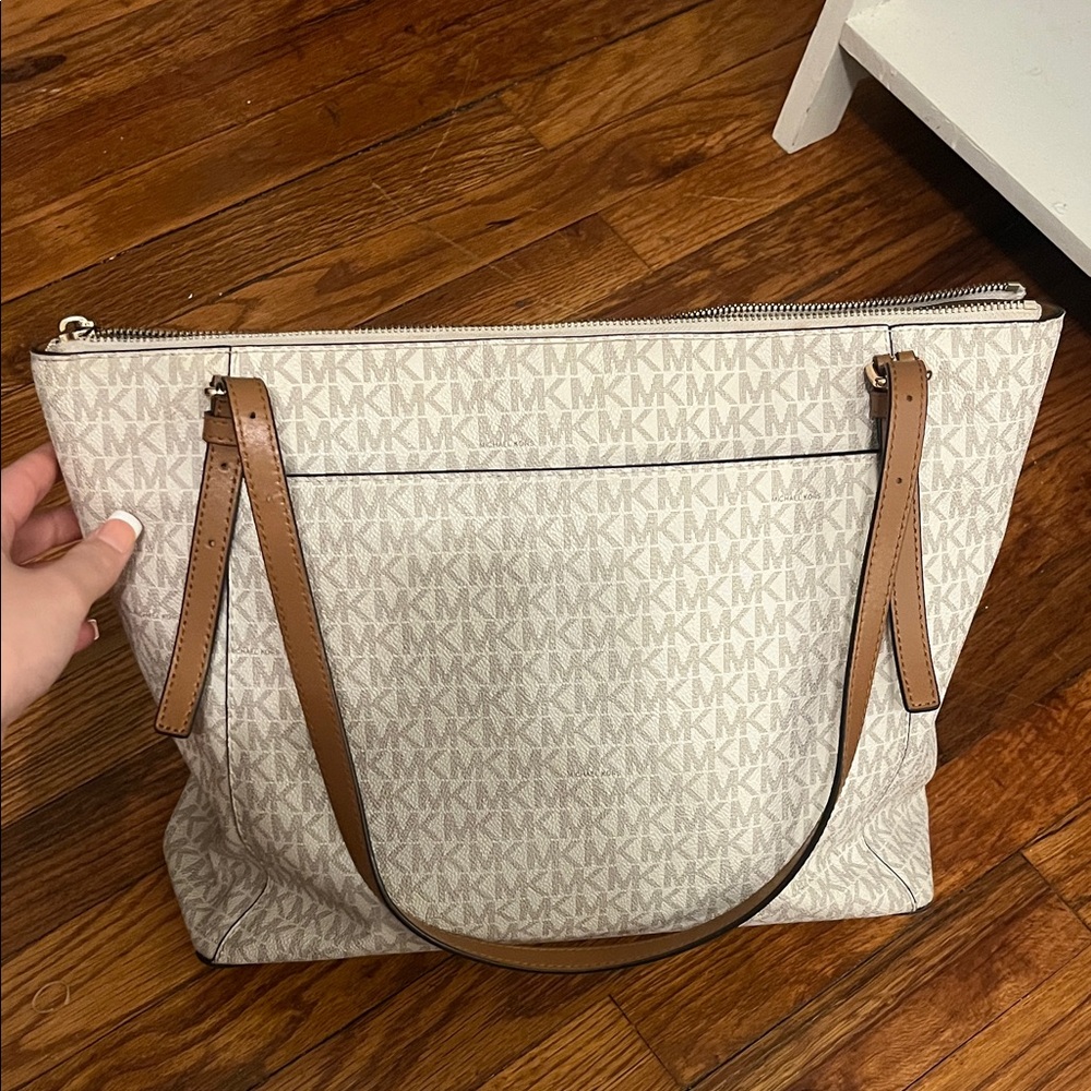 Michael Kors Tote Purse - Picture 4 of 10